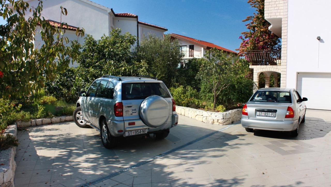 Apartments By The Sea Rastici, Ciovo - 2104 Trogir Buitenkant foto