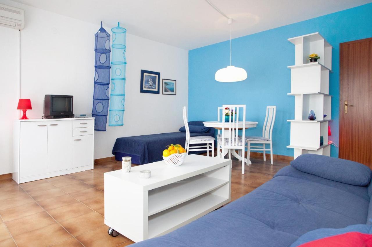 Apartments By The Sea Rastici, Ciovo - 2104 Trogir Buitenkant foto