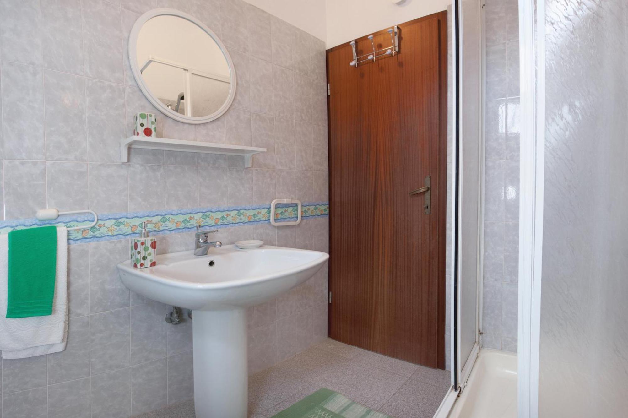 Apartments By The Sea Rastici, Ciovo - 2104 Trogir Kamer foto