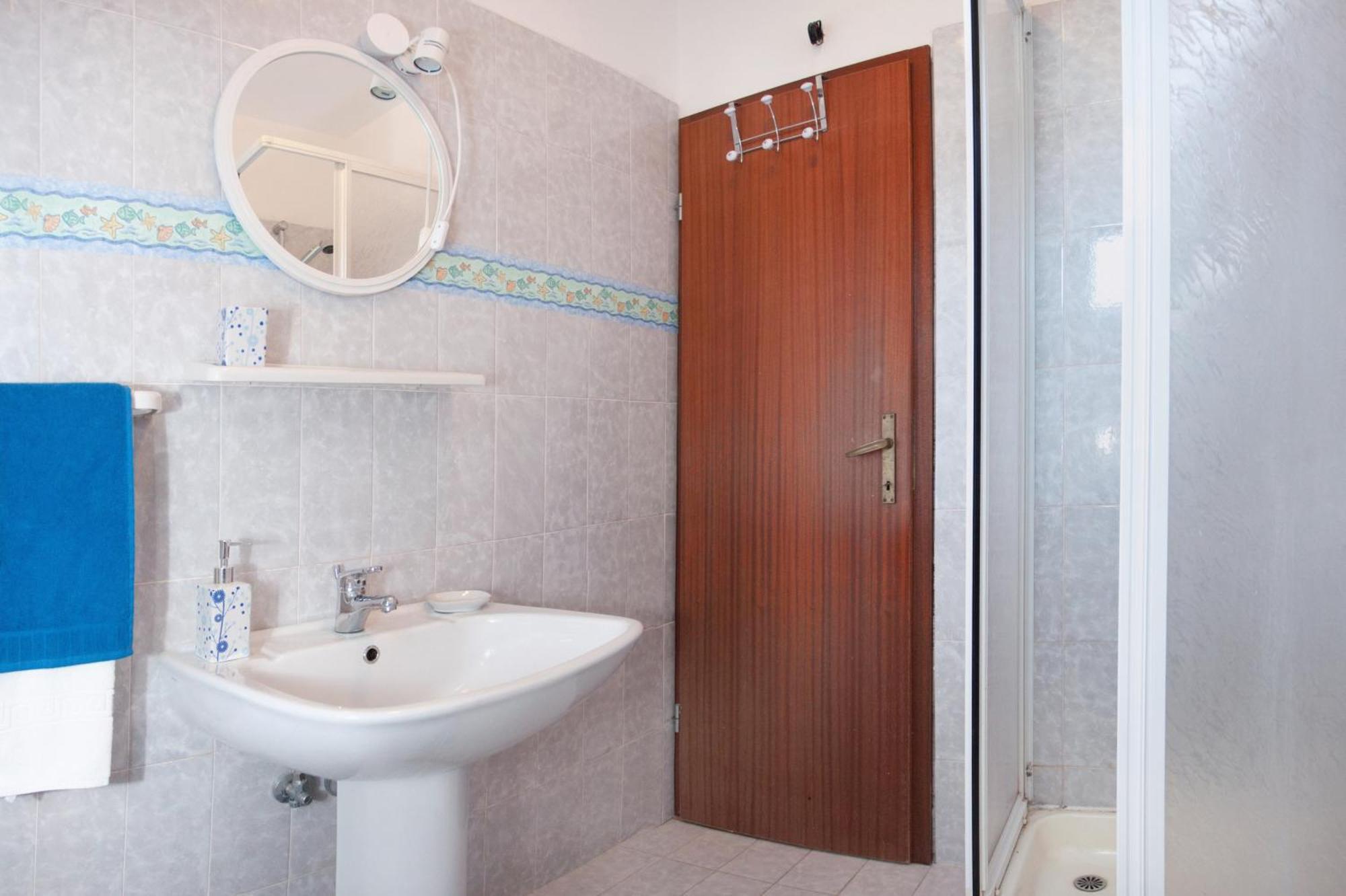 Apartments By The Sea Rastici, Ciovo - 2104 Trogir Kamer foto